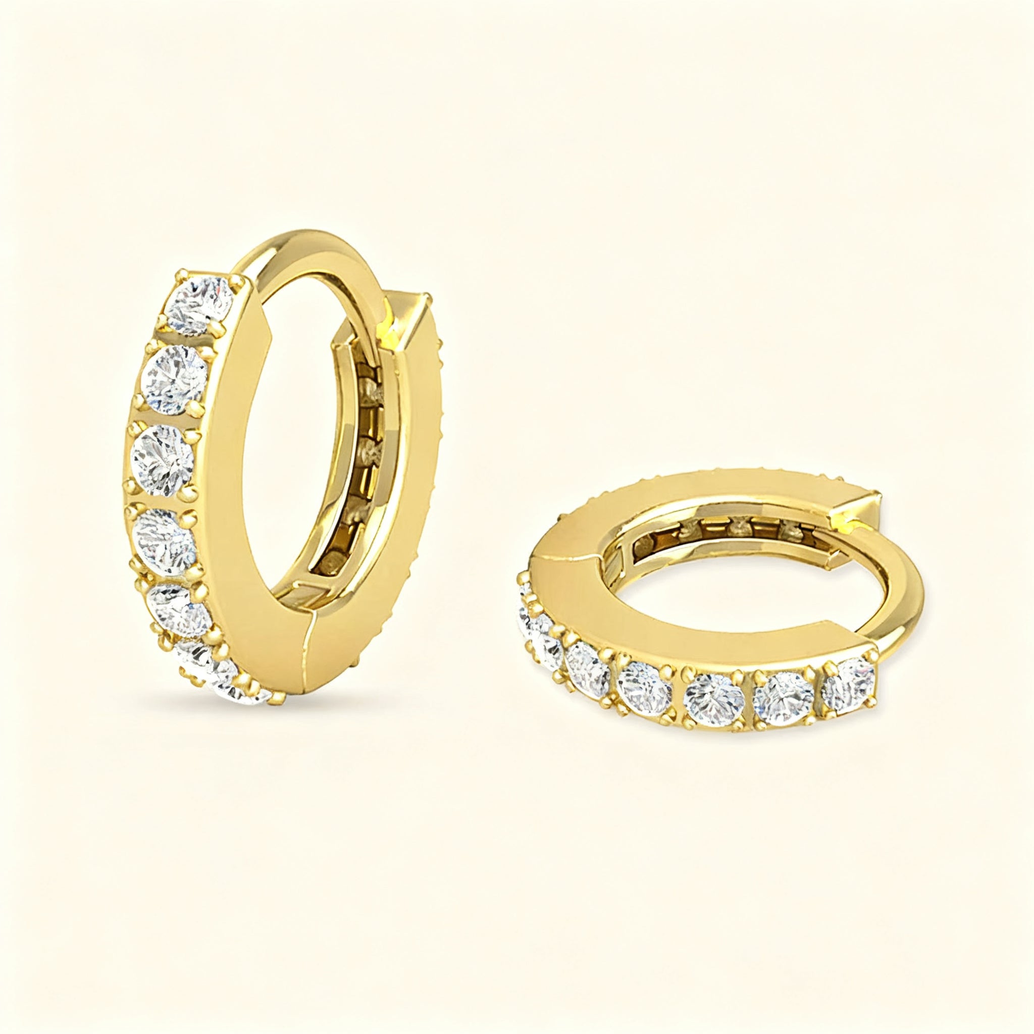 VEYNOU Creolen MINI HUGGIES aus 14 Karat Gelbgold und 0,33ct. Diamanten